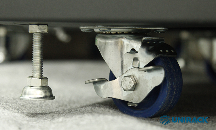 Bánh xe và chân tăng trên chiếc tủ rack 20U của Unirack Việt Nam