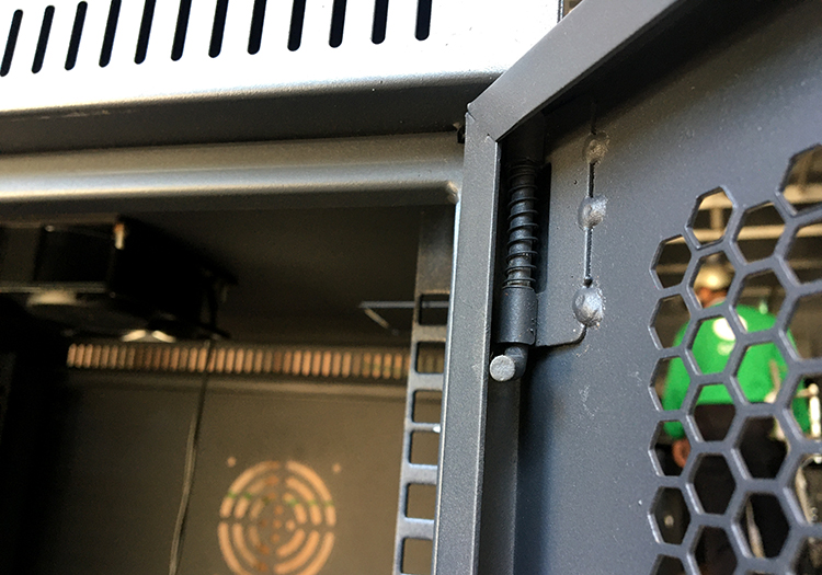 Chốt lò xo sử dụng trên tủ rack 10U treo tường Chốt lò xo sử dụng trên tủ rack 10U treo tường