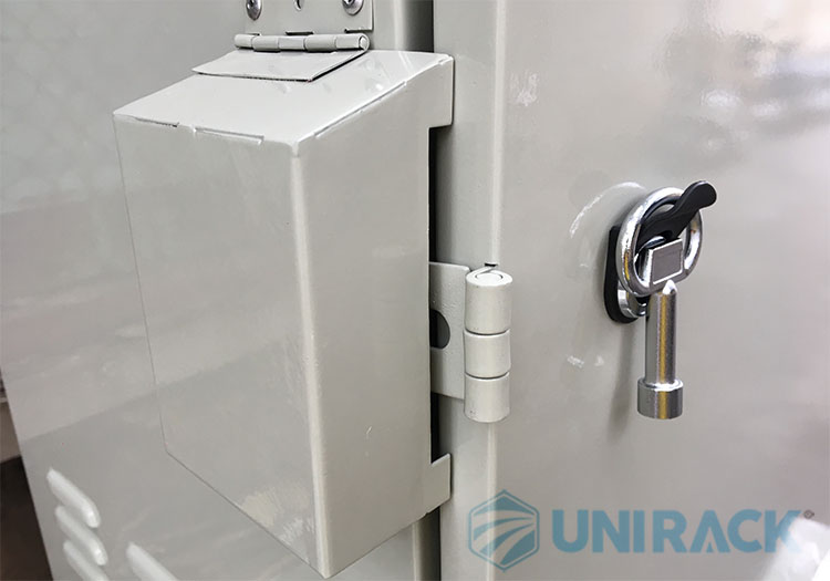 Khóa cửa trước của tủ rack 15u ngoài trời