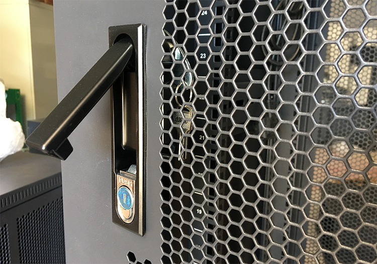 Cửa lưới lỗ tổ ong rộng hơn trên tủ rack Unirack