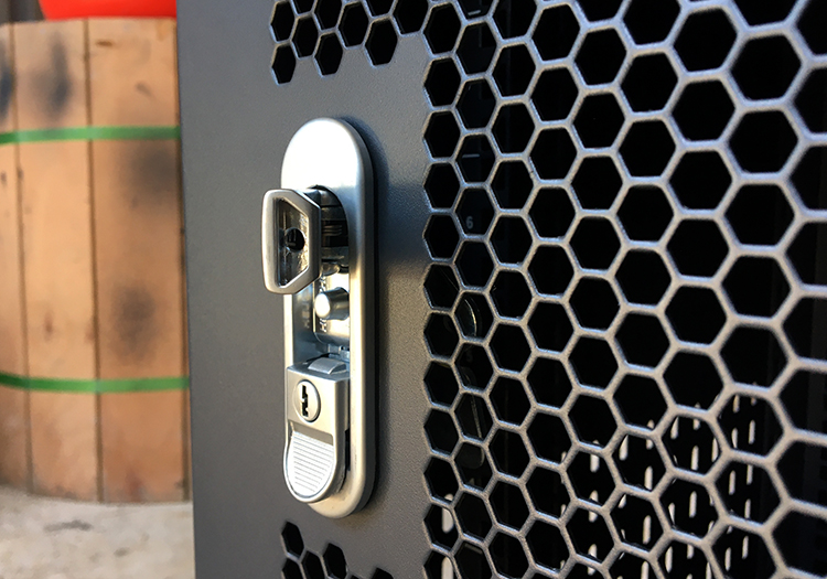 Lẫy bật trên cánh cửa tủ rack 10U hãng Unirack Lẫy bật trên cánh cửa tủ rack 10U hãng Unirack