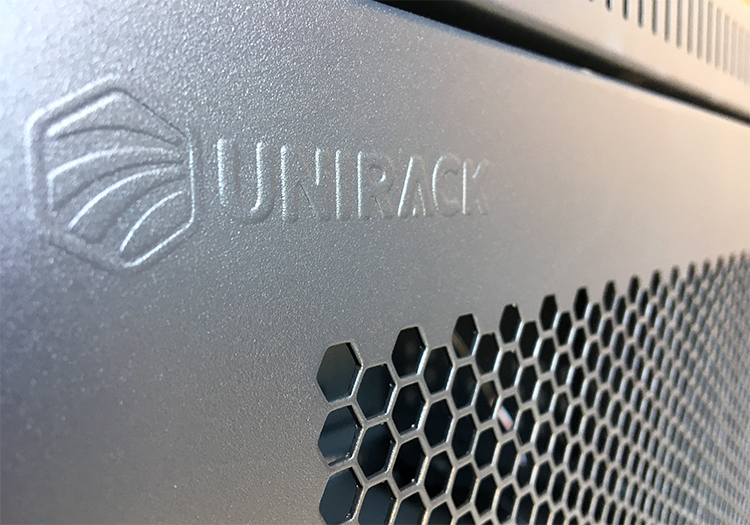Logo hãng Unirack dập nổi trên tủ rack 10U