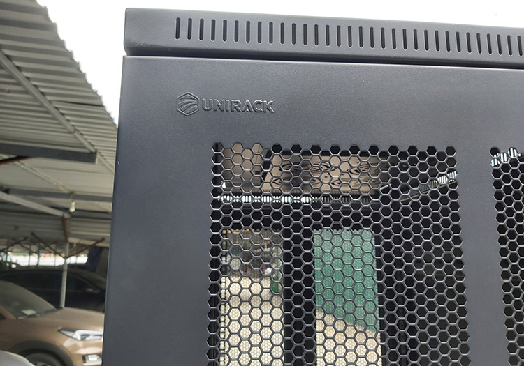 Logo thương hiệu Unirack dập nổi tinh tế trên cánh cửa Logo thương hiệu Unirack dập nổi tinh tế trên cánh cửa