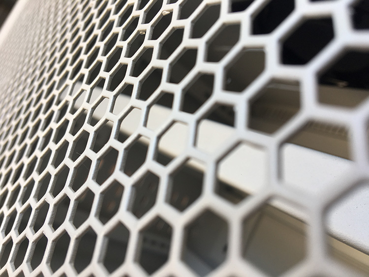 Mắt cửa lưới được mở rộng hơn trên kích thước tủ rack 6U