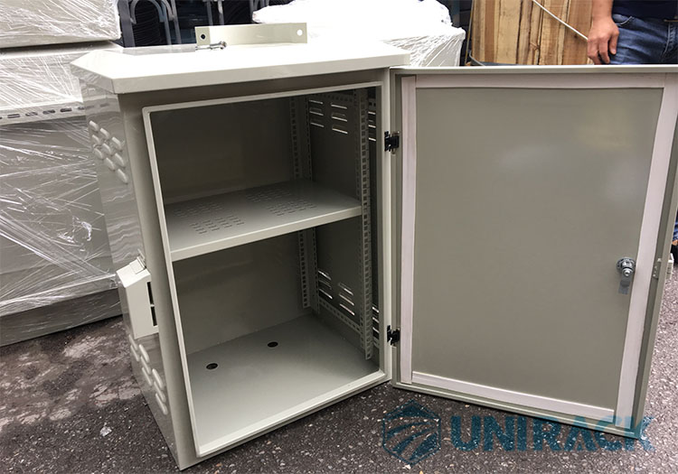 Nóc tủ và hai bên hông của tủ rack 15u ngoài trời