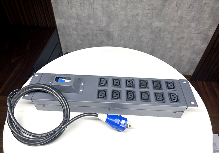 Thanh nguồn PDU 12 ổ cắm C13 MCB20A Thanh nguồn PDU 12 ổ cắm C13 MCB20A