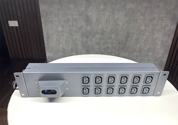 Thanh nguồn PDU 12 ổ cắm C13 MCB20A Thanh nguồn PDU 12 ổ cắm C13 MCB20A
