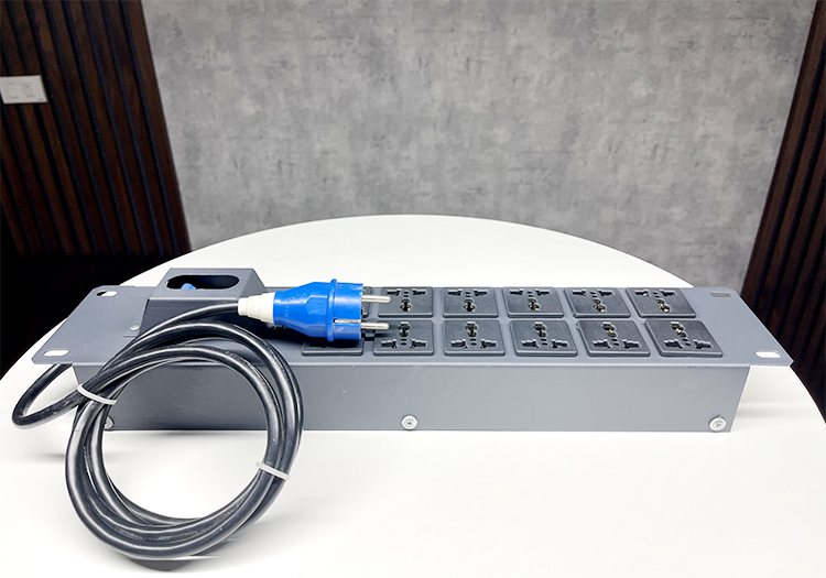 Thanh nguồn PDU 12 ổ cắm UNR-P12M20/2U hãng UNIRACK