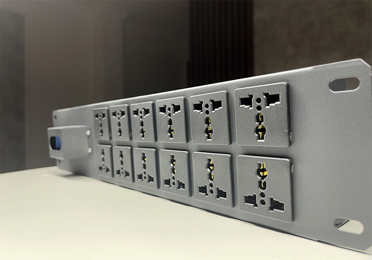 Thanh nguồn PDU 12 ổ cắm UNR-P12M20/2U hãng UNIRACK
