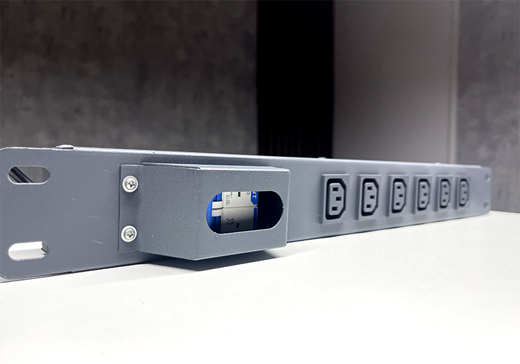 Thanh nguồn PDU 6 ổ cắm C13 hãng UNIRACK Thanh nguồn PDU 6 ổ cắm C13 hãng UNIRACK