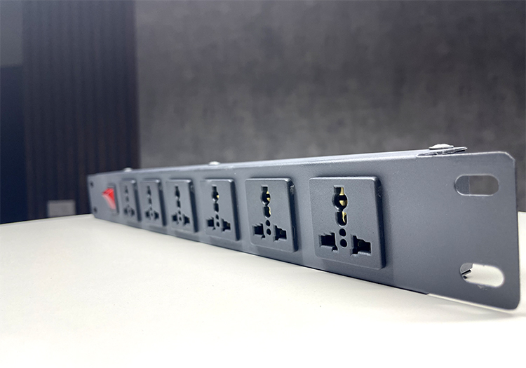 Thanh nguồn PDU 6 ổ đa năng hãng UNIRACK