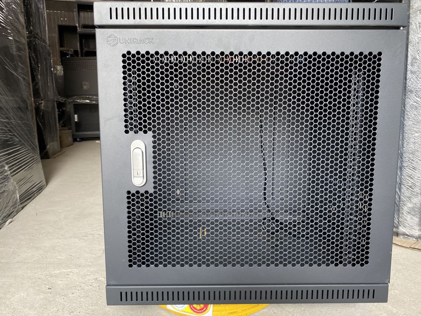 Tủ rack 10U D500 treo tường màu đen Unirack