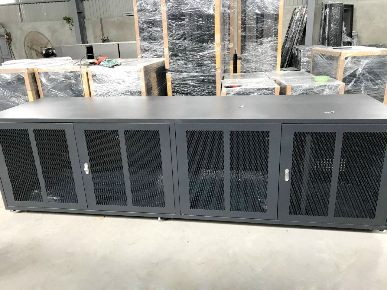 Tủ rack 12u sản xuất đặc biệt dành cho hệ thống quản lý
