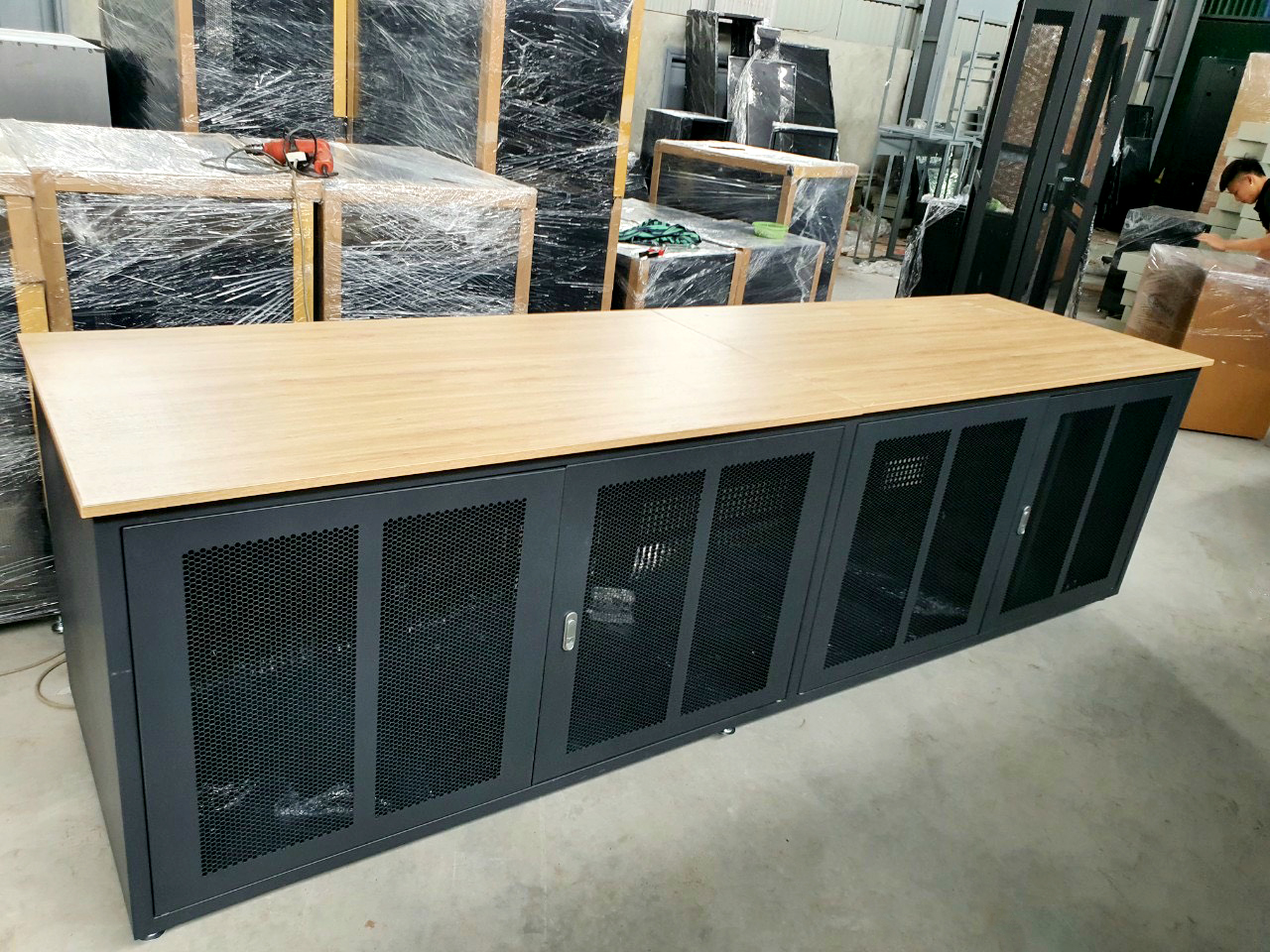 Tủ rack 12u sản xuất đặc biệt dành cho hệ thống quản lý