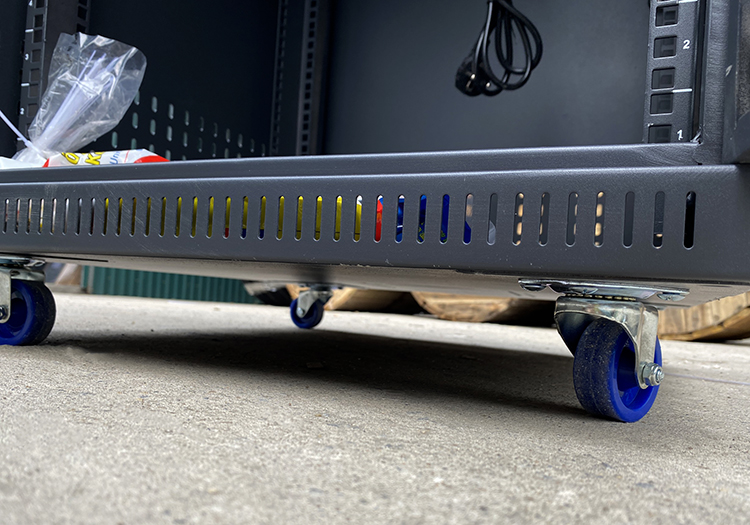 Bánh xe bi đỡ màu xanh trang bị trên tủ rack 15U Bánh xe bi đỡ màu xanh trang bị trên tủ rack 15U