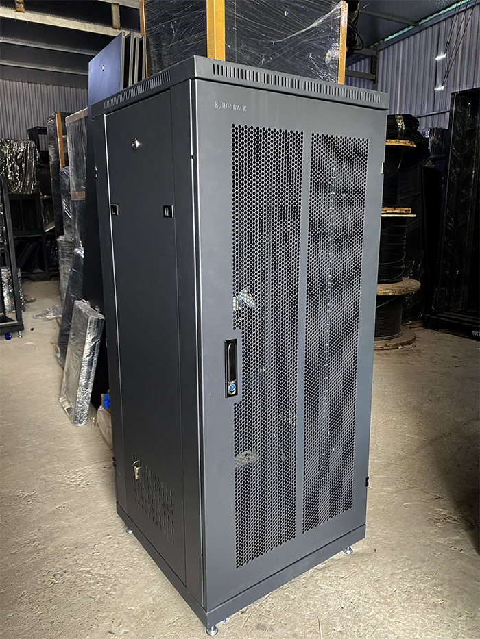 Tủ rack 27U mẫu mới và Logo của thương hiệu Unirack Việt Nam