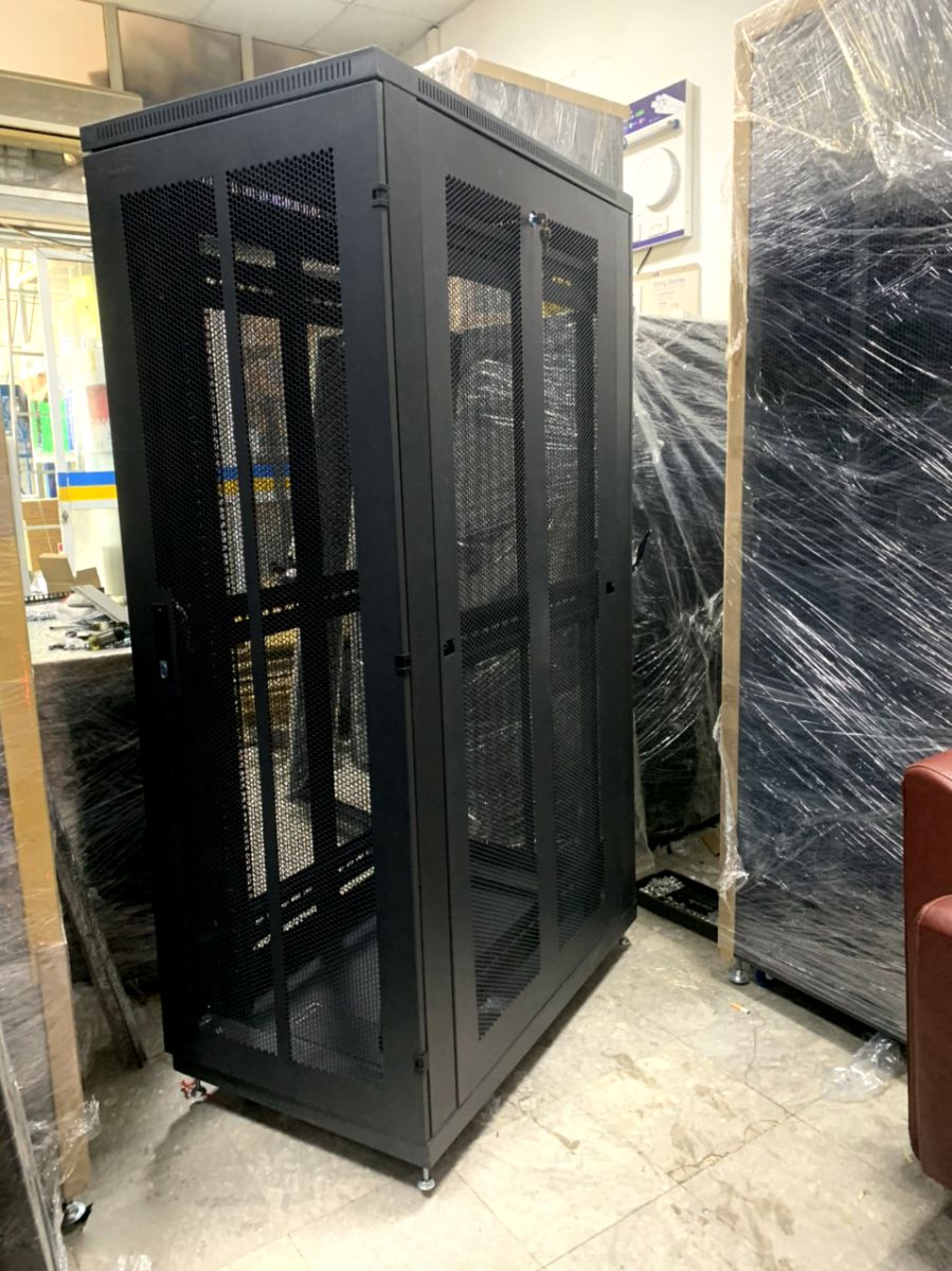 Tủ rack 32U D1000 4 cửa lưới Unirack