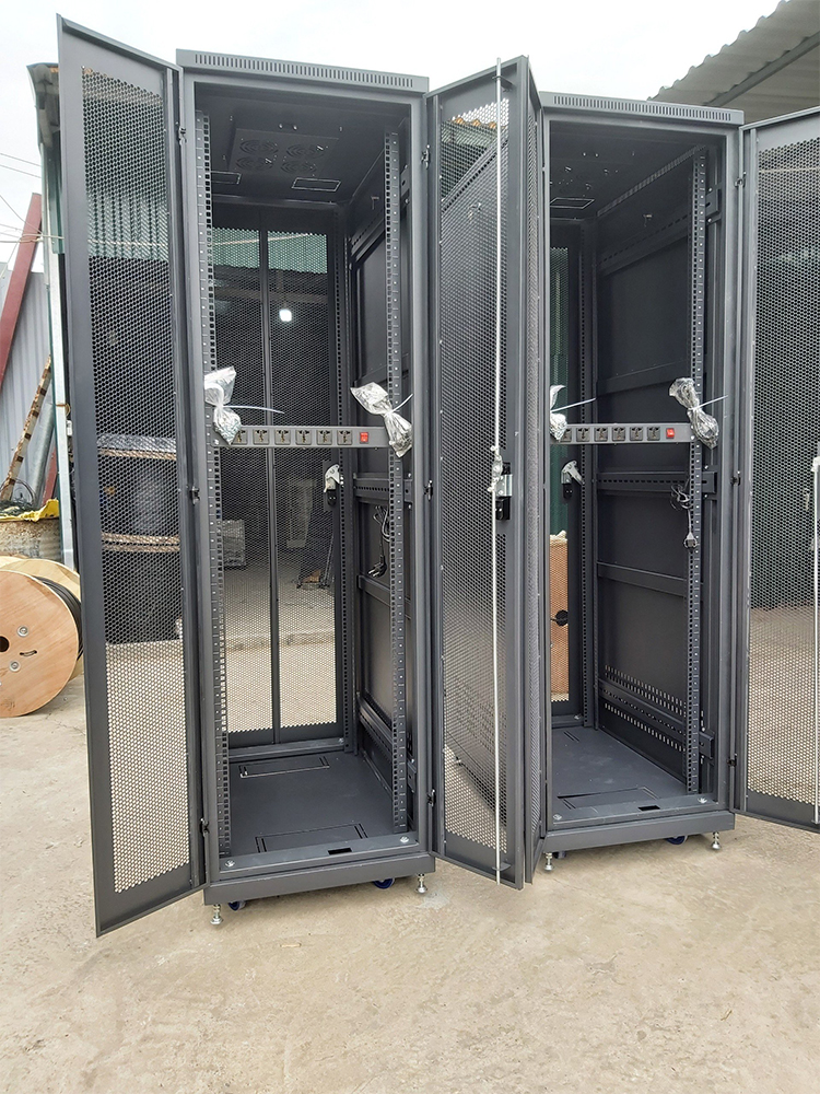 Tủ rack 42U, cửa 2 cánh lưới sản xuất theo yêu cầu