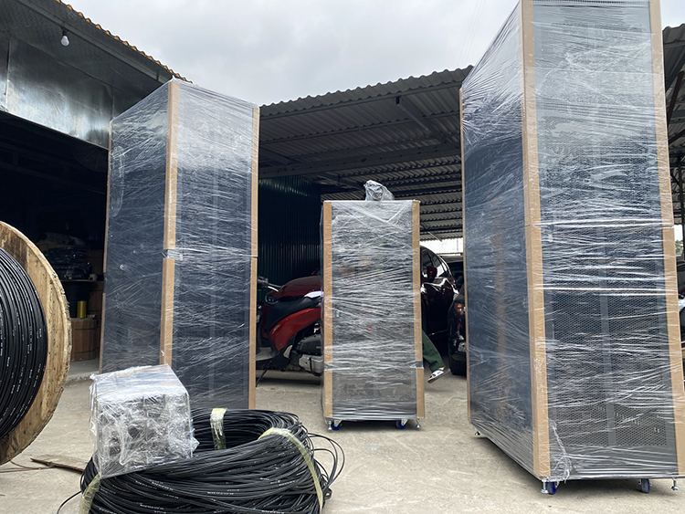 Tủ rack Unirack được bọc cẩn thận chuyển đến khách hàng