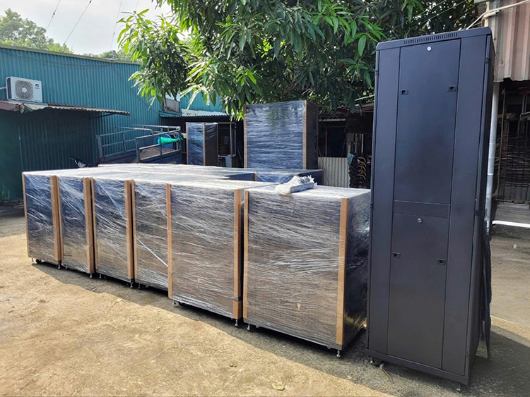 Tủ rack Unirack vận chuyển đến khách hàng Tủ rack Unirack vận chuyển đến khách hàng