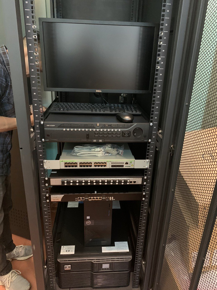 Tủ rack 42U thương hiệu UNIRACK