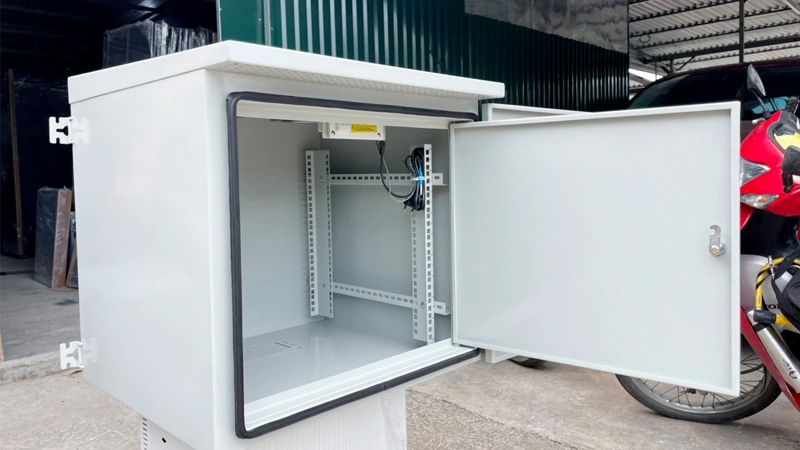 Tủ rack 10U cửa 2 lớp, trang bị cảm ứng nhiệt điểu khiển quạt